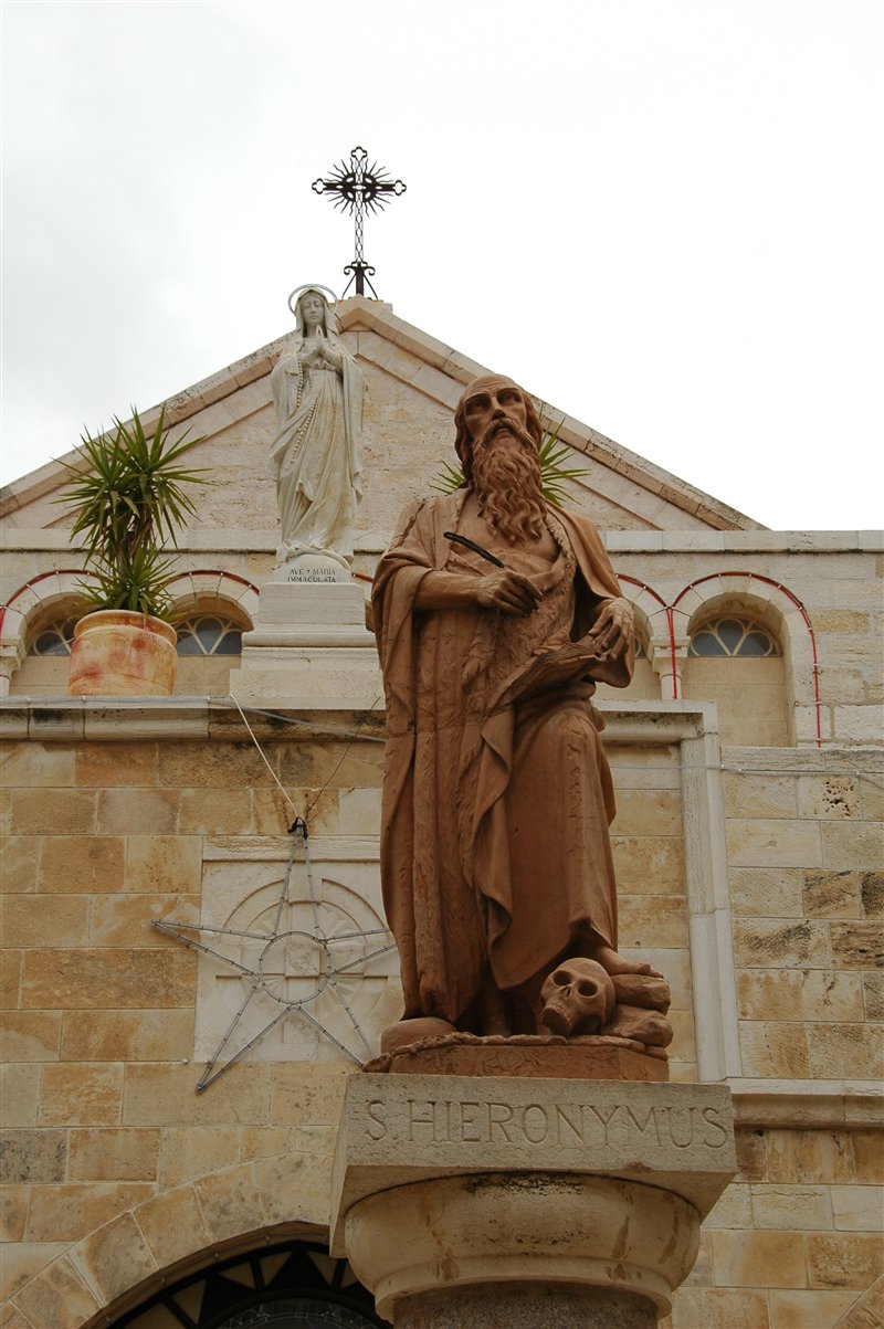 posągiem św. Hieronima